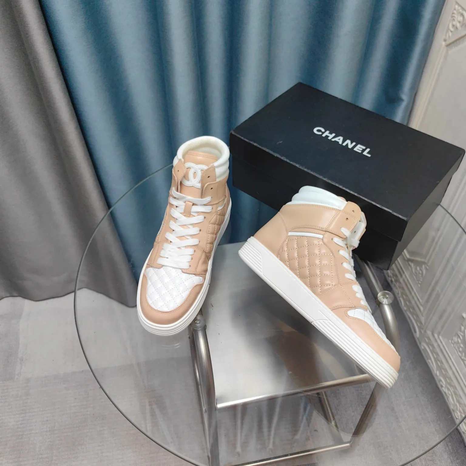 👟👟Ex-factory price 700👟👟 CHANEL Chanel thick-soled panda sneakers Panda biscuit shoes Chanel 2024ss hot panda shoes 🐼Colorful thick-soled casual sports shoes sneakers counter synchronization The counter is very popular Very difficult to buy a shoe The most popular thick-soled panda shoes on the Internet It is obvious that small fragrance control cannot miss it, both appearance and comfort coexist Simple and versatile white shoes. The thick sole increases height and is super versatile. You can wear it with your eyes closed😍Whoever wears it will look better. Upper: calfskin. Lining: imported sheepskin lining. Outsole: TPU original outsole. Size: 35-40 (41 42 customized.